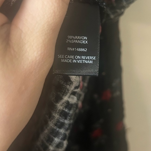 Torrid Tunic Womens 1X Black Red Roses Floral Emma Crinkle Knit Hi Lo Button Up - Picture 7 of 11